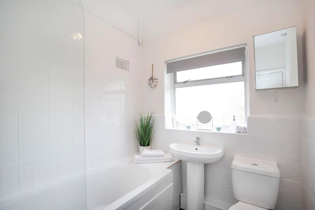 3 Bed House/Garden/Wi-Fi/Parking/Central Location Villa Guildford Bagian luar foto